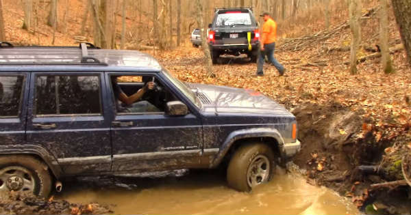 Jeep Cherokee vs Toyota Landcruiser - Off-Road Battle 2