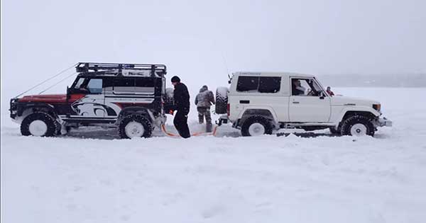 Land Rover Defender VS Land Cruiser Tug Of War 2