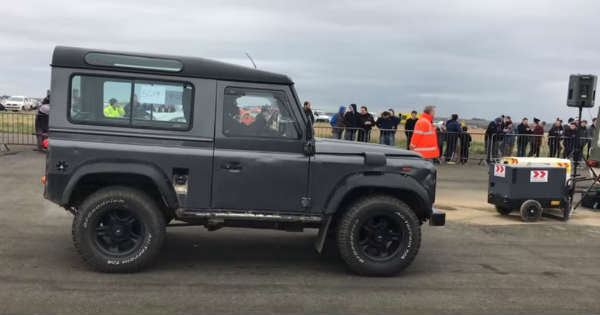 V8 Land Rover Defender 90 vs Nissan Skyline R33 2