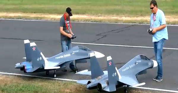 Two Huge RC Fighter Jets In Action! It's amazing how big they are!