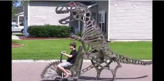 Woodworker Makes Amazing Moving Dinosaur 1